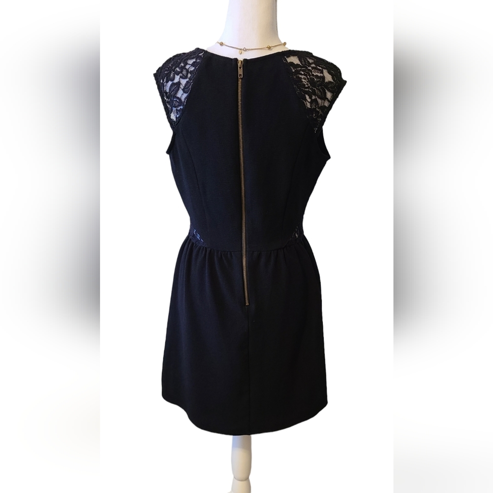 Dress - Picture 3 of 9